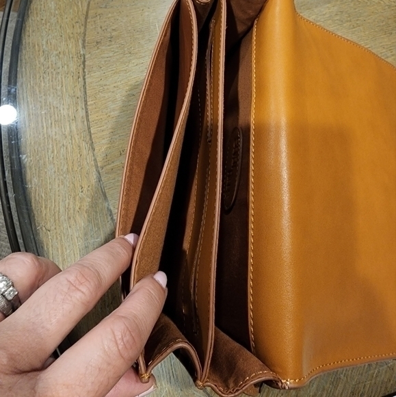 Kyara Seven Hills Tan Leather Crossbody Bag - Picture 8 of 9